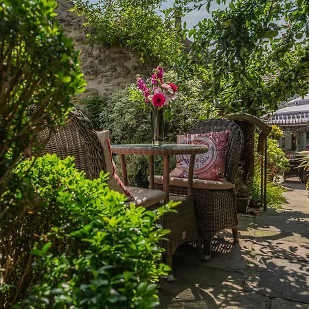 Garden & Railway Carriage