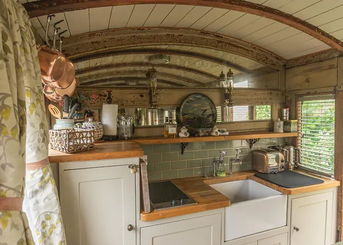 Garden & Railway Carriage Holiday home *