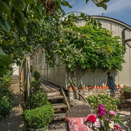Garden & Railway Carriage * Helmsley